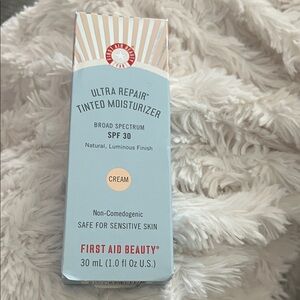First Aid Beauty Ultra Repair Tinted Moisturizer SPF 30 - cream shade